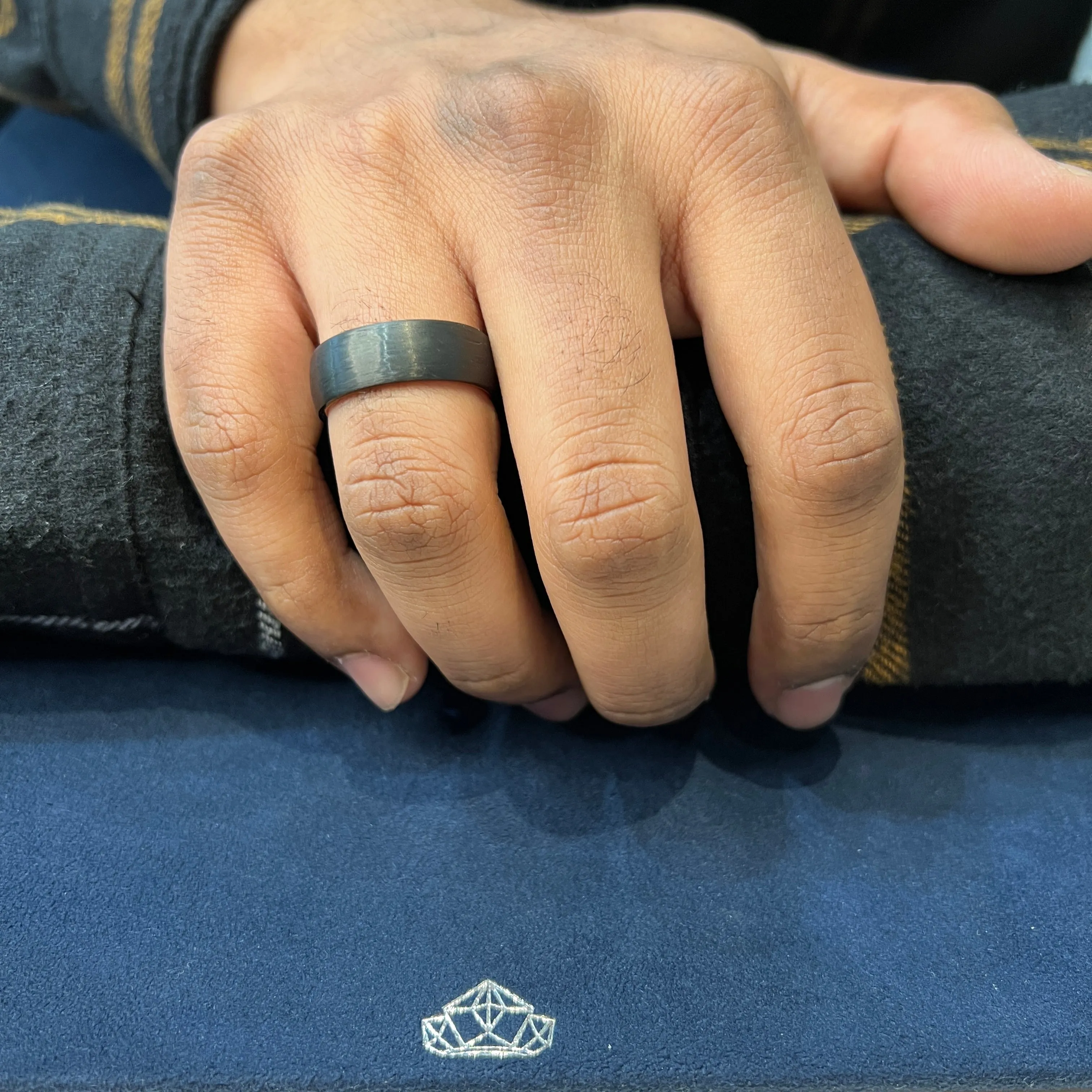 Bleu Royale (7.5mm) 14K White, Yellow or Rose Gold and Black Carbon Mens Band