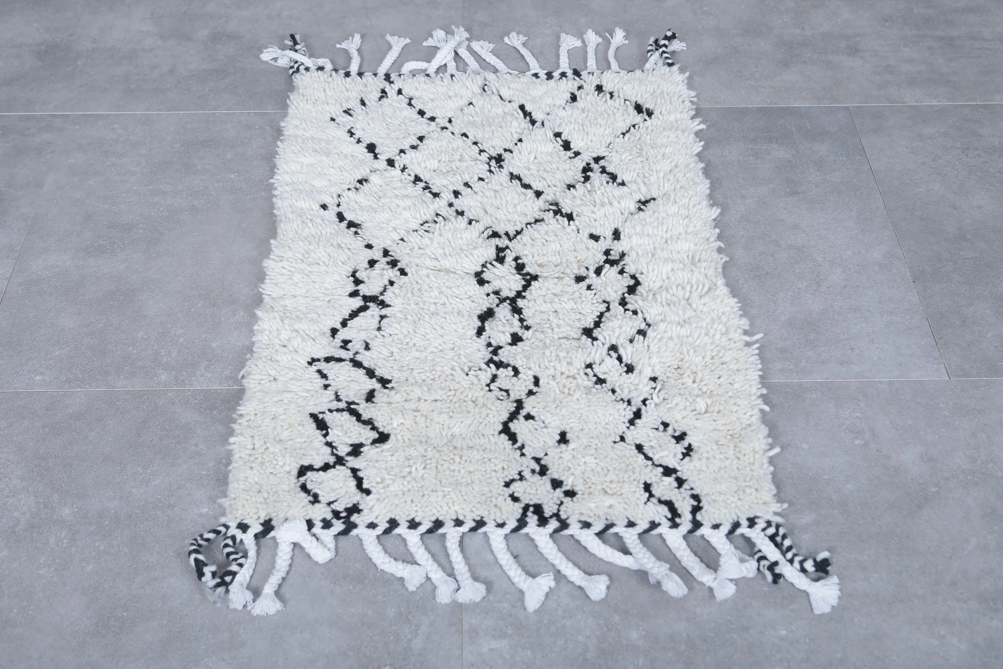 Diamond Moroccan Rug - Compact Wool | 1.9 x 3 Feet