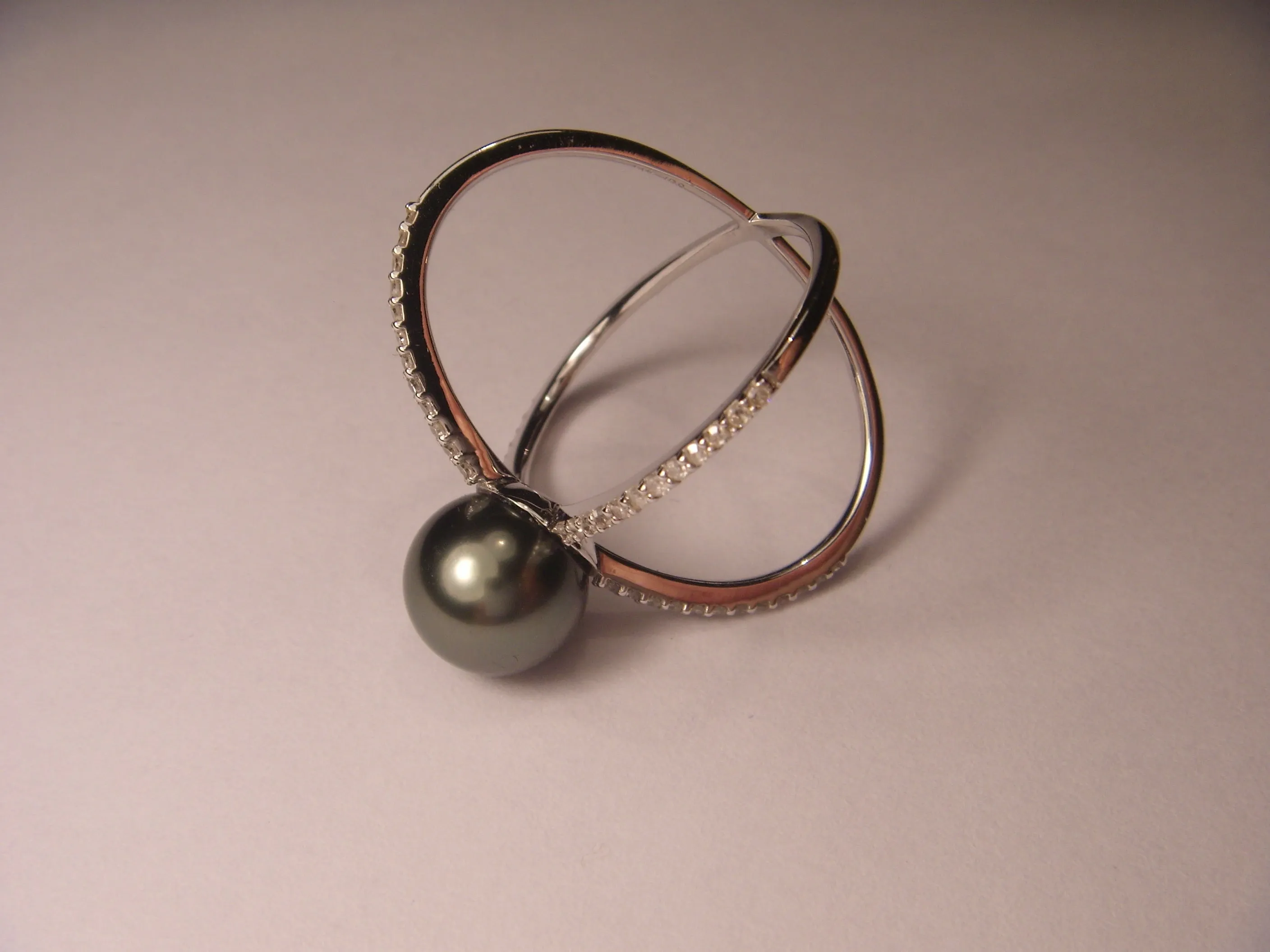 Exquisite Modern 14K Diamond X Tahitian Black Pearl Ring Band
