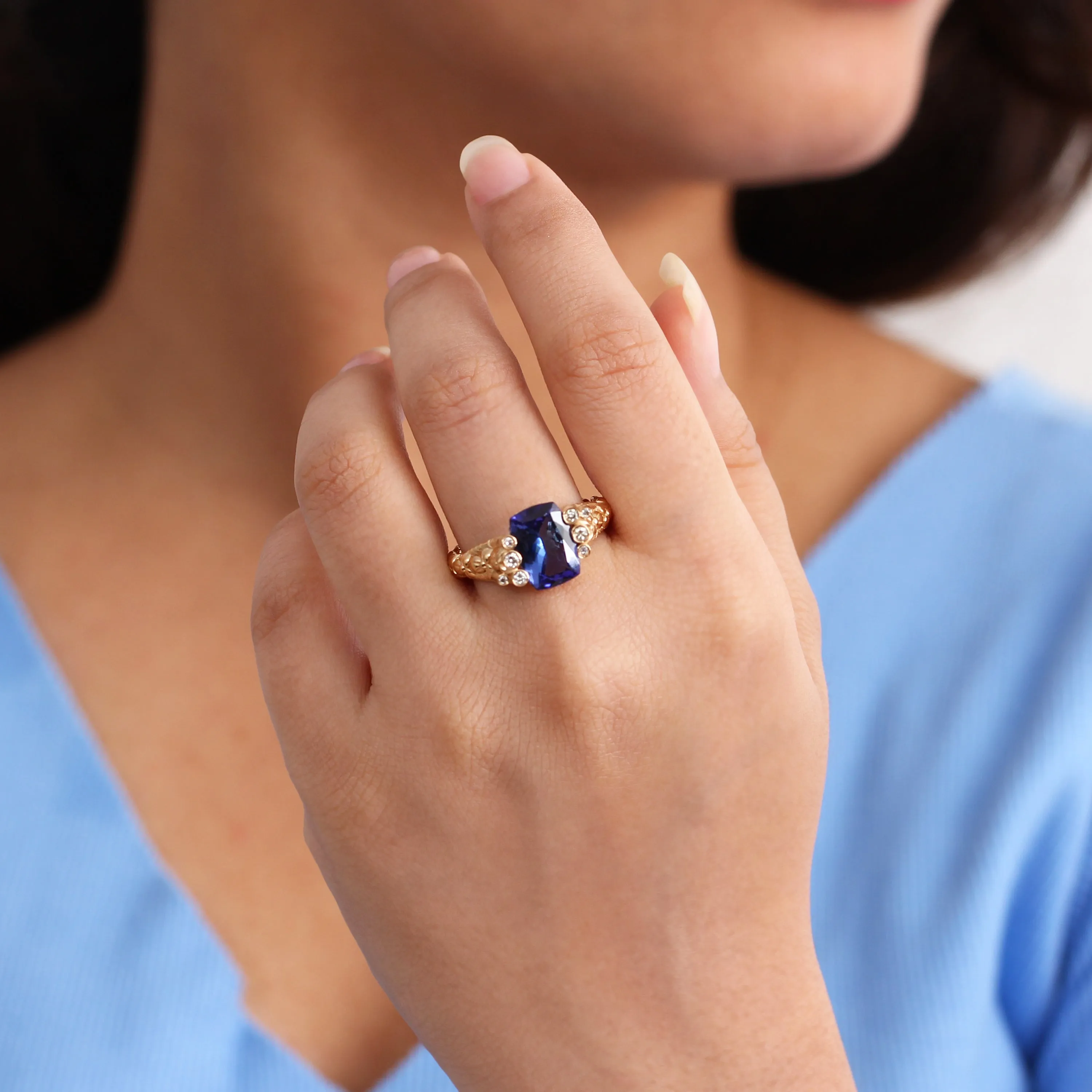 Luxury Tanzanite 3.2ct and Diamond 0.15ct Ring in 18K Gold